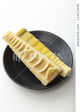 黑盤上的竹筍，白色背景 114113456