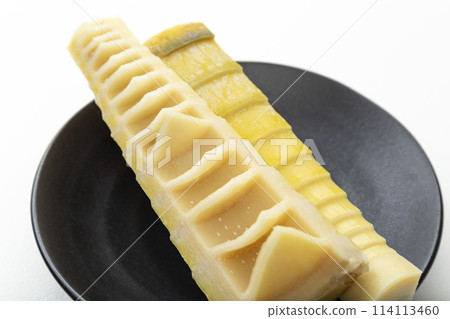 黑盤上的竹筍,白色背景 黑盤上的竹筍,白色背景 114113460