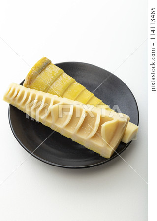 黑盤上的竹筍,白色背景 黑盤上的竹筍,白色背景 114113465