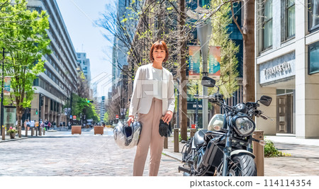 Marunouchi, a female rider who commute by motorcycle Marunouchi, a female rider who commute by motorcycle 114114354