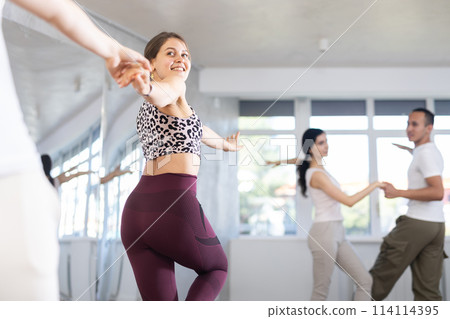 Couples of young men and women dancing twist Couples of young men and women dancing twist 114114395