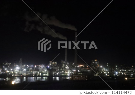 The night view of Shunan Petrochemical Complex, which continues to support Japan 24 hours a day 114114473