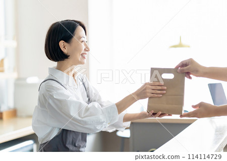 Woman working at a restaurant, takeout 114114729