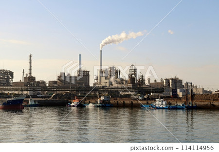 Shunan Industrial Complex facing the Seto Inland Sea 114114956