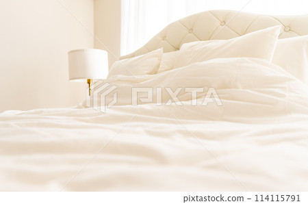 明亮的房間裡的白色床 114115791
