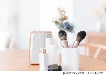 toilet article, makeup, cosmetics 114115794