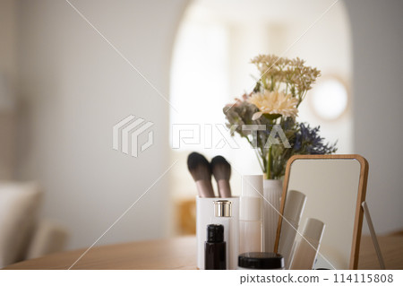 擺滿化妝品的桌子 114115808