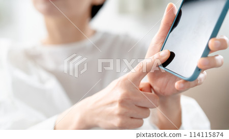 一個女人生氣與智能手機 114115874