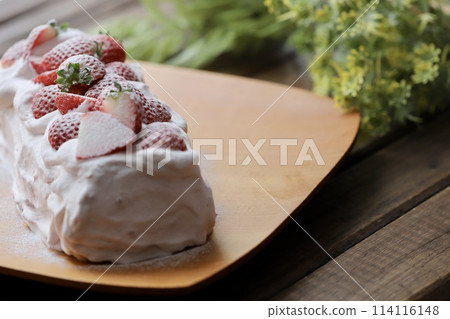 Homemade strawberry cream roll cake made with rice flour 114116148