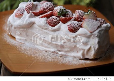 用米粉製作的自製草莓奶油捲蛋糕 114116192