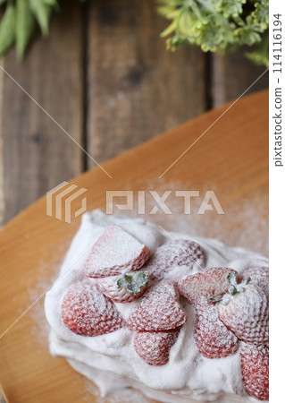 Homemade strawberry cream roll cake made with rice flour Homemade strawberry cream roll cake made with rice flour 114116194