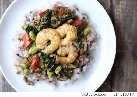 Dry curry with 15 grain rice and plenty of vegetables, shrimp topping curry Dry curry with 15 grain rice and plenty of vegetables, shrimp topping curry 114116317