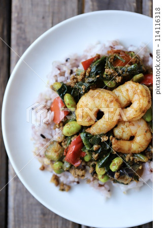 Dry curry with 15 grain rice and plenty of vegetables, shrimp topping curry 114116318