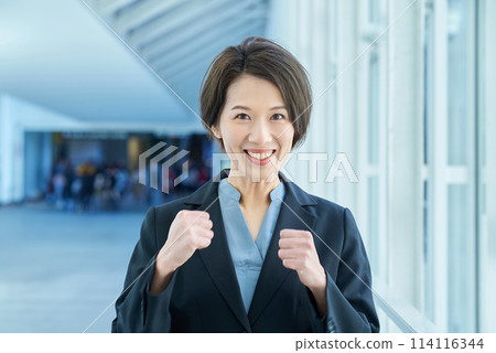 做拳頭泵的女商人 做拳頭泵的女商人 114116344