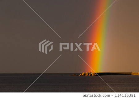 Early morning at Shonan Beach, when a sudden rainbow passed, a large rainbow appeared in front of me, so I took a picture. Early morning at Shonan Beach, when a sudden rainbow passed, a large rainbow appeared in front of me, so I took a picture. 114116381