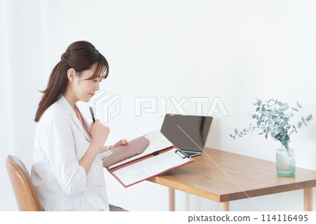 Thinking female doctor 114116495