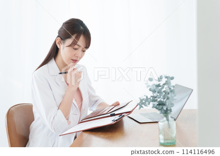 Thinking female doctor 114116496