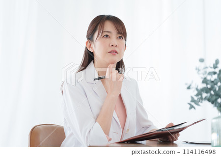 Thinking female doctor 114116498