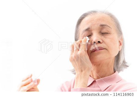 指向眼藥水的資深婦女 114116903