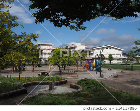 春天的神田公園和神田小學（遊樂設施、樹木、廣場、校舍） 114117880