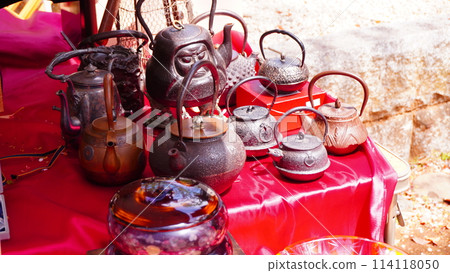 "Antiques and Flea Market (Iron Teapots)" 114118050