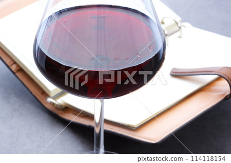環形筆記本和一杯紅酒 114118154