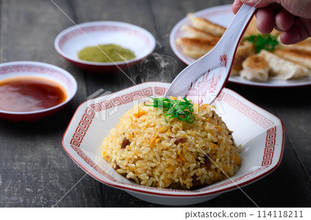 中餐炒飯和餃子醬和抹茶鹽 114118211