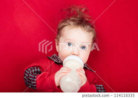 Little baby on white bed Little baby on white bed 114118335