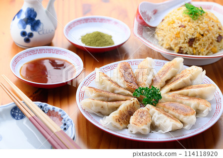 中國菜餃子和炒飯 114118920