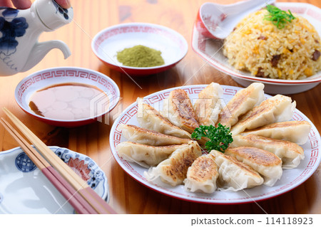 Chinese food: dumplings and fried rice 114118923