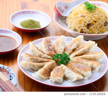 Chinese food: dumplings and fried rice 114118926