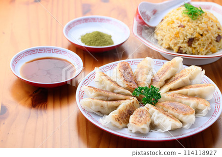 Chinese food: dumplings and fried rice 114118927