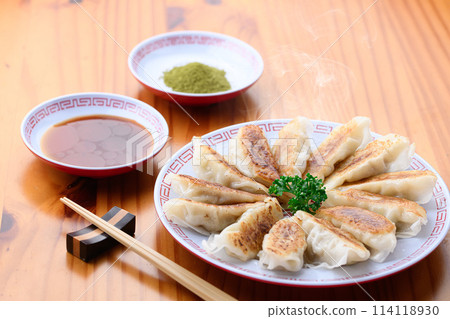 中餐:餃子、醬汁、抹茶鹽 中餐:餃子、醬汁、抹茶鹽 114118930