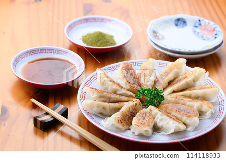 Chinese food: Gyoza with sauce and matcha salt 114118933