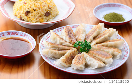 中國菜餃子和炒飯 114118960
