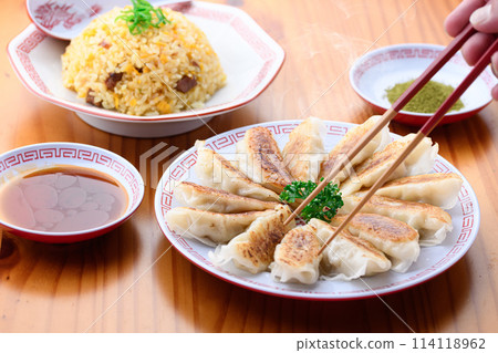 中國菜餃子和炒飯 114118962