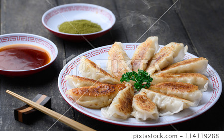 烤餃子（黑色背景）配醬汁和抹茶鹽 114119288