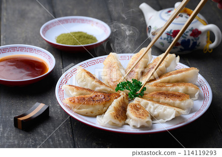 烤餃子（黑色背景）配醬汁和抹茶鹽 114119293