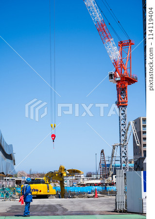 Crane carrying building construction materials | Urban development image | Construction image | Komatsu City, Ishikawa Prefecture | In front of Komatsu Station on the Hokuriku Shinkansen Crane carrying building construction materials | Urban development image | Construction image | Komatsu City, Ishikawa Prefecture | In front of Komatsu Station on the Hokuriku Shinkansen 114119404