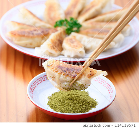 Add salt (matcha salt) to the gyoza Add salt (matcha salt) to the gyoza 114119571