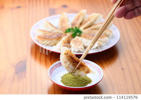 Add salt (matcha salt) to the gyoza 114119576