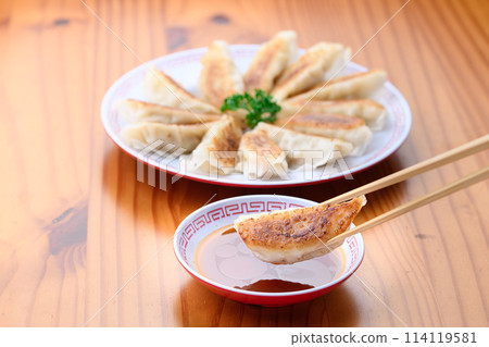 把餃子放在醬汁上 114119581