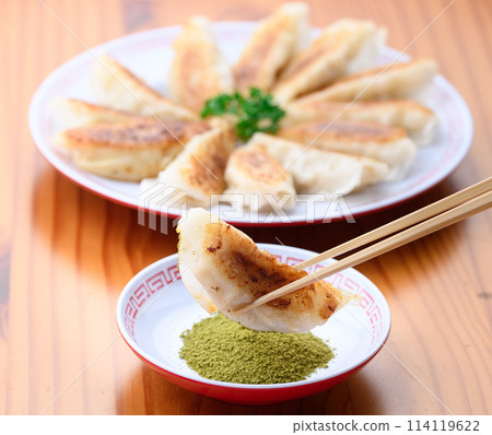 與抹茶鹽一起享用餃子 114119622