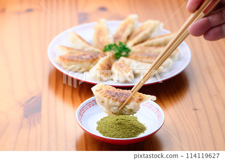 與抹茶鹽一起享用餃子 114119627