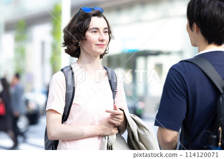 Inbound: Foreigners strolling around the streets of Tokyo 114120071