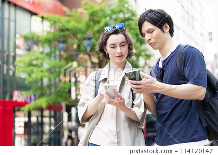 入境：外國人一邊看智慧型手機一邊在東京閒逛 114120147