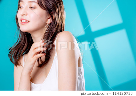 年輕女性的美麗 114120733