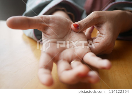 Young women hands suffering wrist pain, Young women hands suffering wrist pain, 114122394