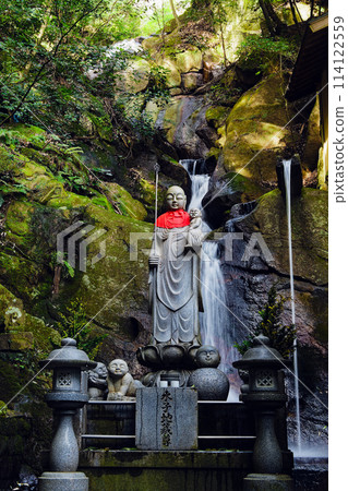 [Ikoma City, Nara Prefecture/Kiyotaki Nanyoin] Mizuko Jizo and Mizuko statue standing in front of the waterfall 114122559