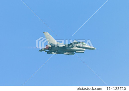 Accelerating US Air Force F-16 Fighting Falcon 114122710